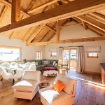 וילה Minimalist Chic In The Heart Of Rougemont