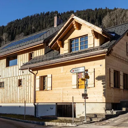Βίλα Minimalist Chic In The Heart Of Rougemont